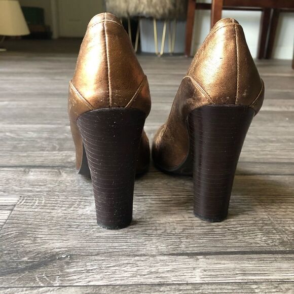 2/$20 BCBGirls Bronze Round Toe Pump, 5.5 - Picture 4 of 8